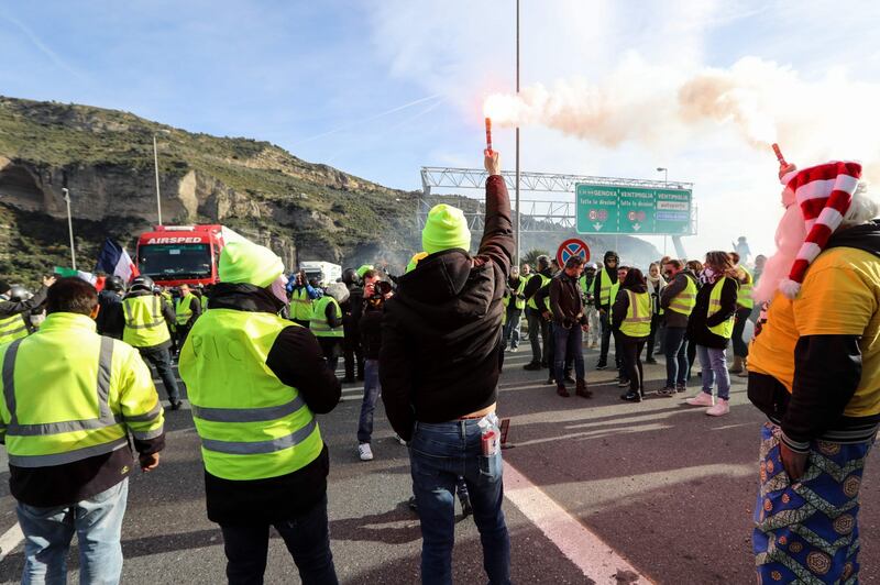 I gilet gialli bloccano l'autostrada al confine con l'Italia 8