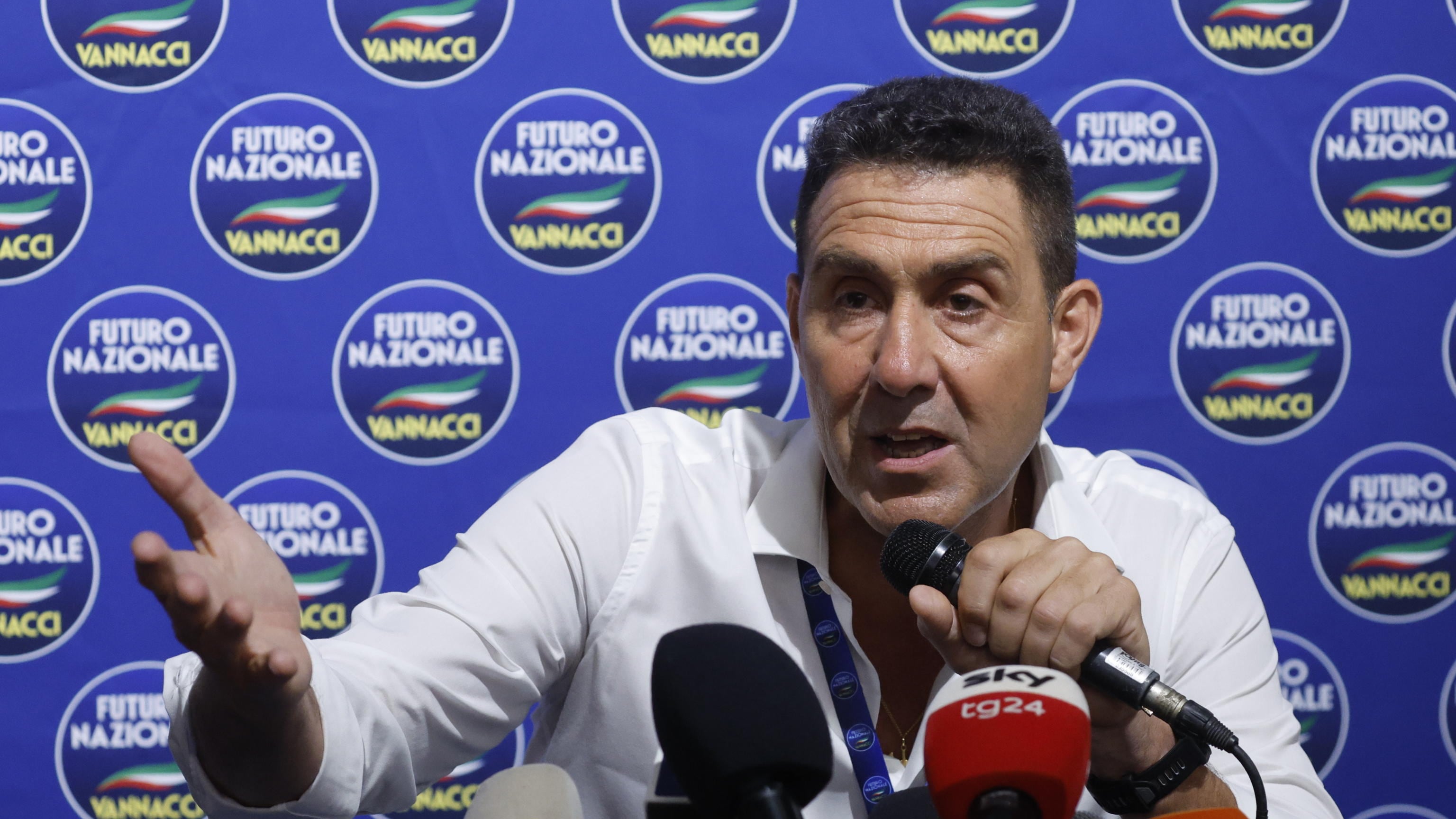 Il generale difende anche gli insulti sessisti grillini. (Ma la base già rumoreggia)