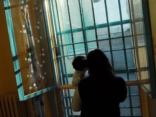 Ex assessore comunista sfratta mamma e bimba neonata