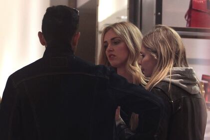 Chiara Ferragni fa shopping in centro a Milano 13