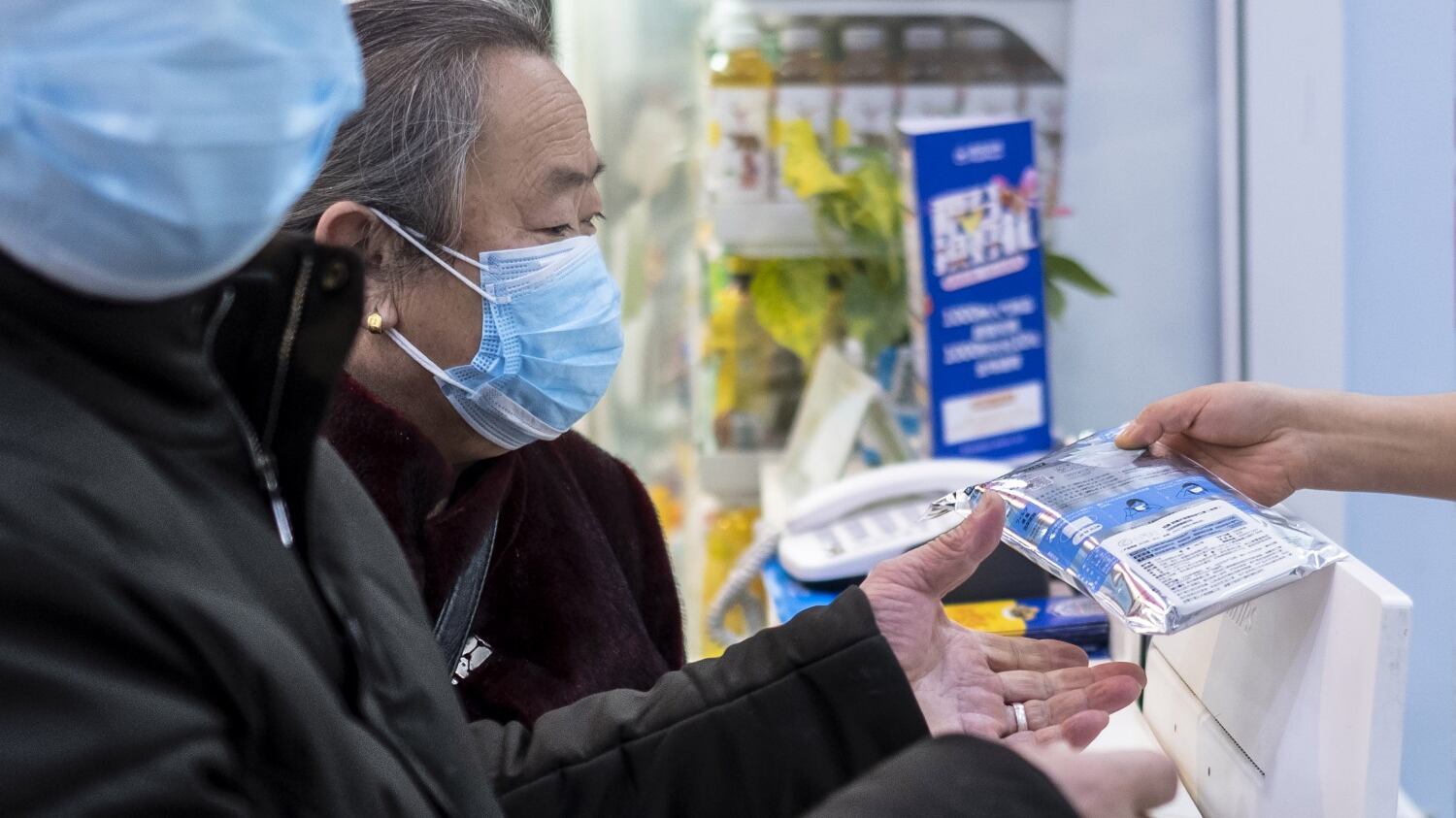 Il virus blocca la Cina. Tornano 60 italiani: "In quarantena per due settimane"