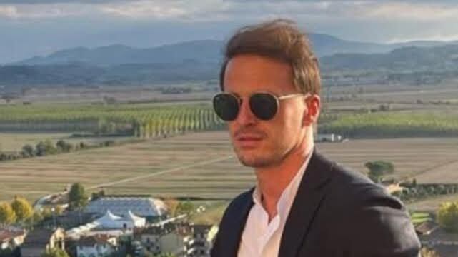 La lastra del tir si stacca e colpisce un'auto in senso opposto. L'assurda morte di un 38enne