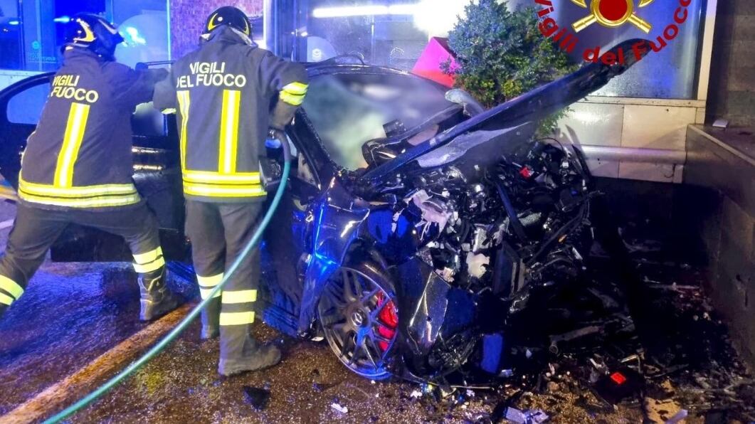 L'auto si schianta contro un muro. Morti quattro ventenni ad Avellino