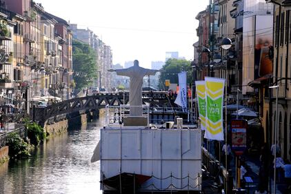 Il Cristo di Rio sui navigli a Milano 4