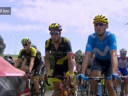 Disordini e caos al Tour de France: i contadini protestano e bloccano la tappa