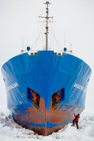 La Akademik Shokalskiy bloccata tra i ghiacci 1