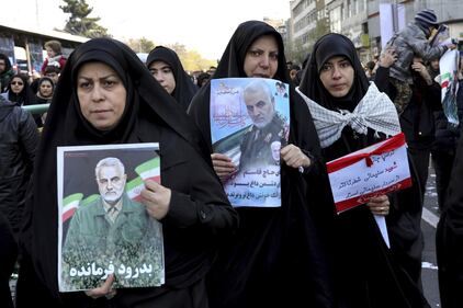 Teheran, milioni di persone ai funerali di Soleimani 8