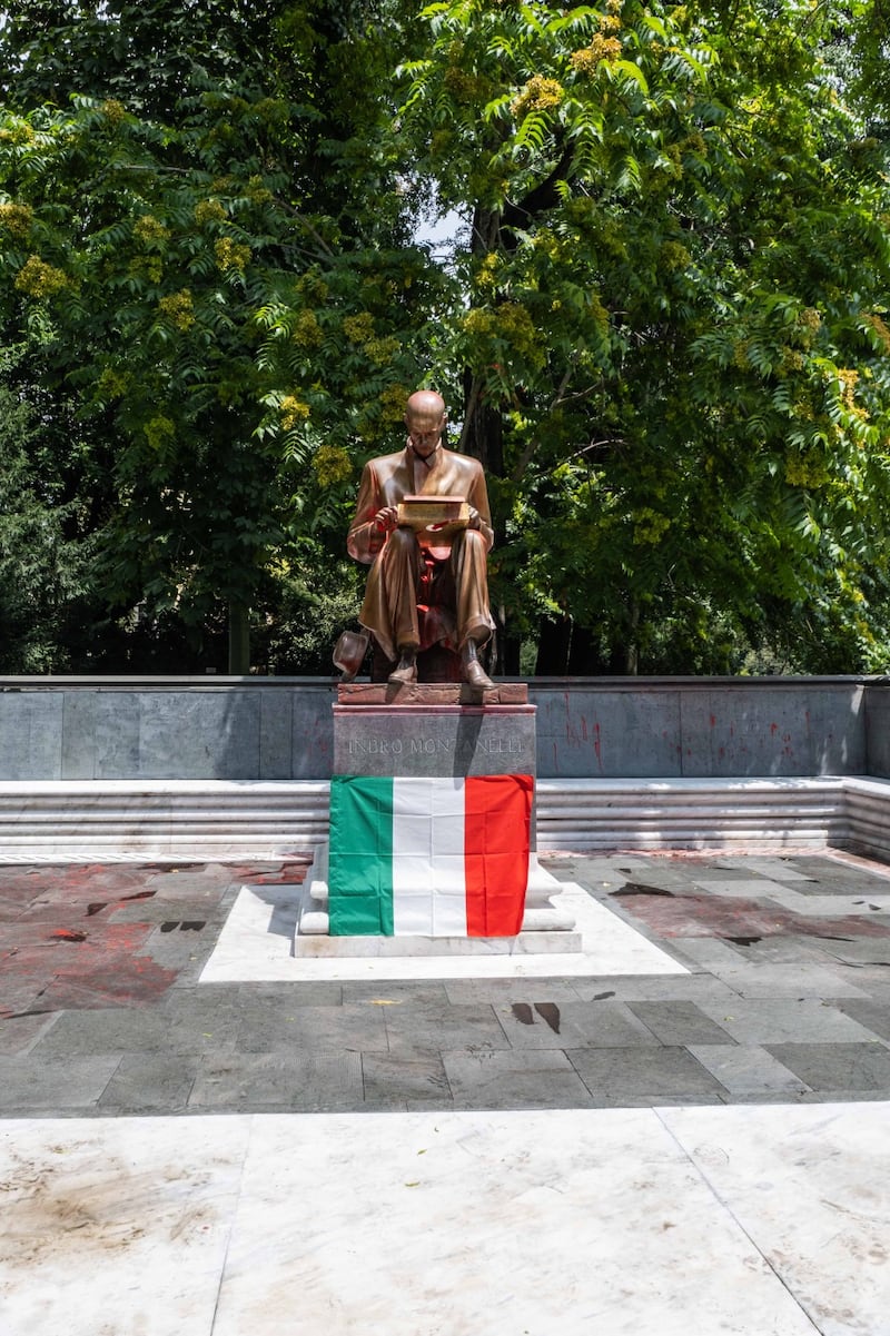 Forza Italia mette il tricolore sulla statua Montanelli 7