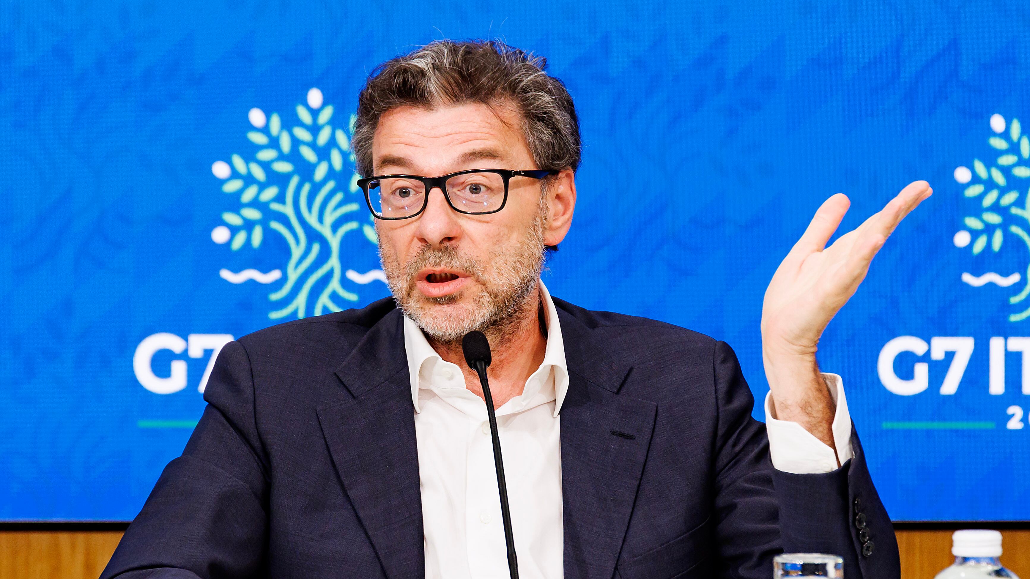 Giorgetti: "Chiedere sacrifici ai banchieri non è una bestemmia"