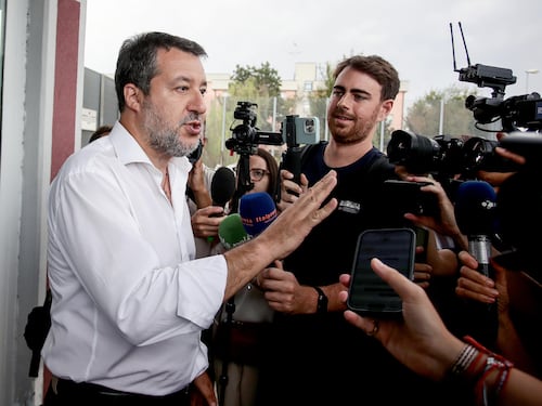 Salvini smentisce Sanchez: “Negli aeroporti stiamo bloccando decine irregolari dalla Spagna”