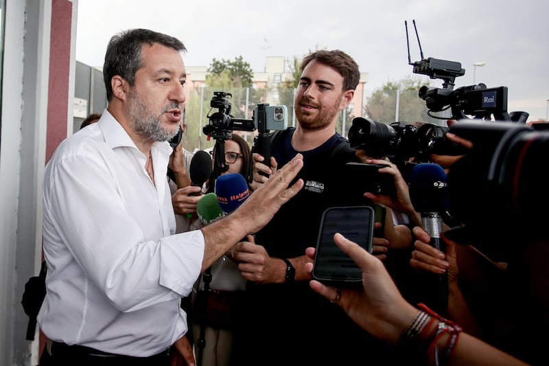 Salvini smentisce Sanchez: “Negli aeroporti stiamo bloccando decine irregolari dalla Spagna”