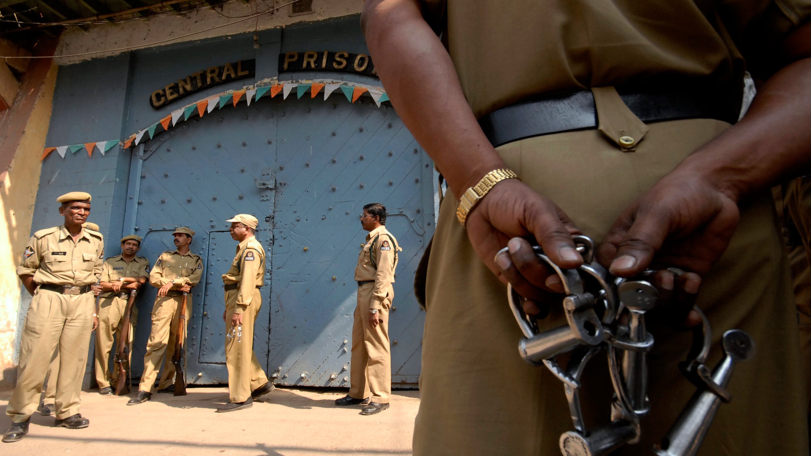 India, invita a cena lo stupratore della figlia: lo tortura e lo uccide