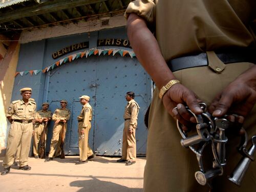 India, invita a cena lo stupratore della figlia: lo tortura e lo uccide