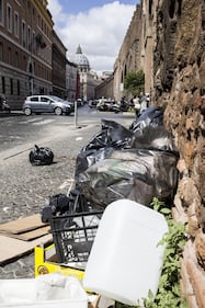 Roma, sciopero rifiuti: il disagio per le vie della città 16
