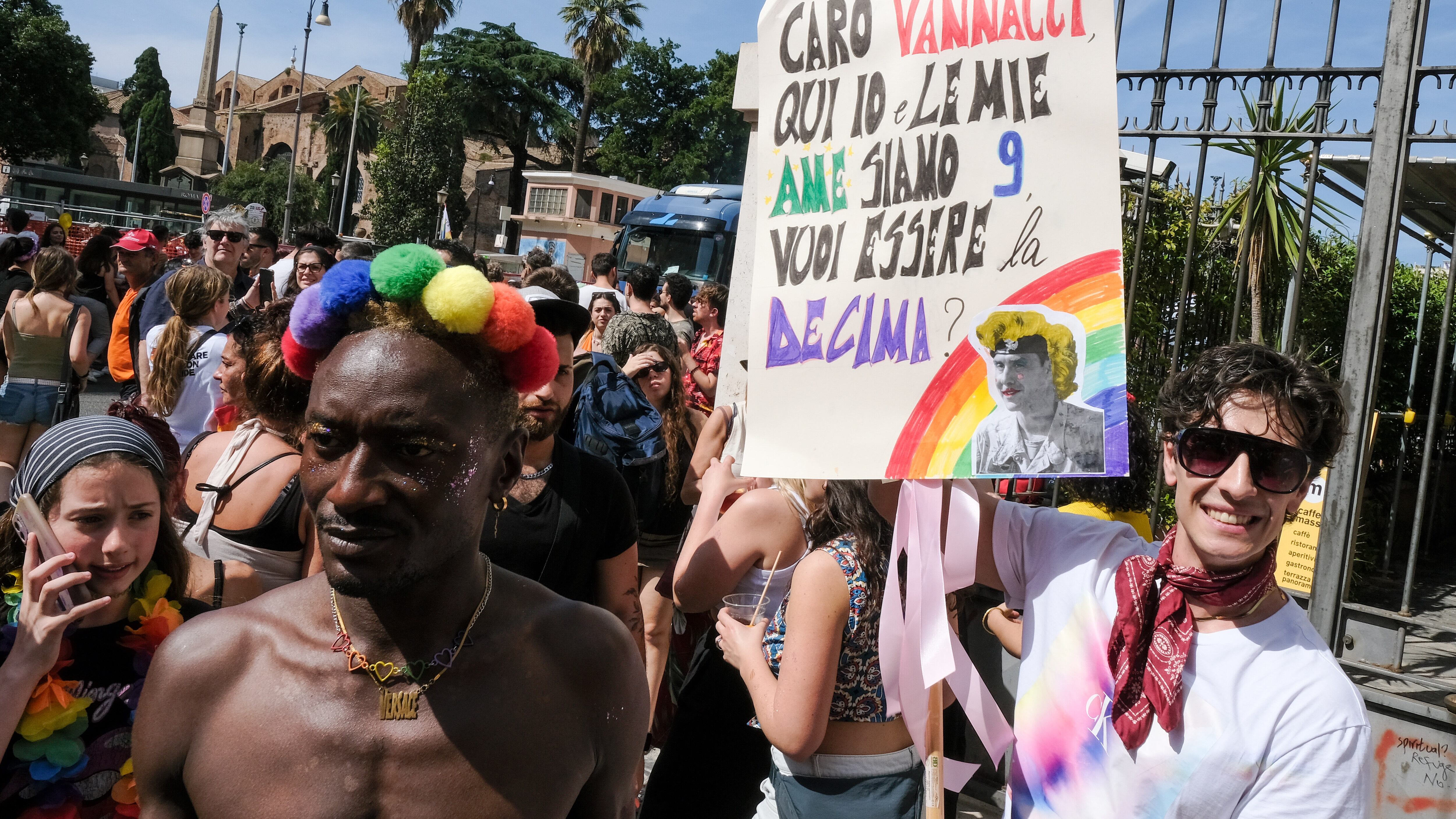 "Io e Meloni insultati. Per me una medaglia d'oro". La denuncia di Gasparri dopo il Pride di Roma