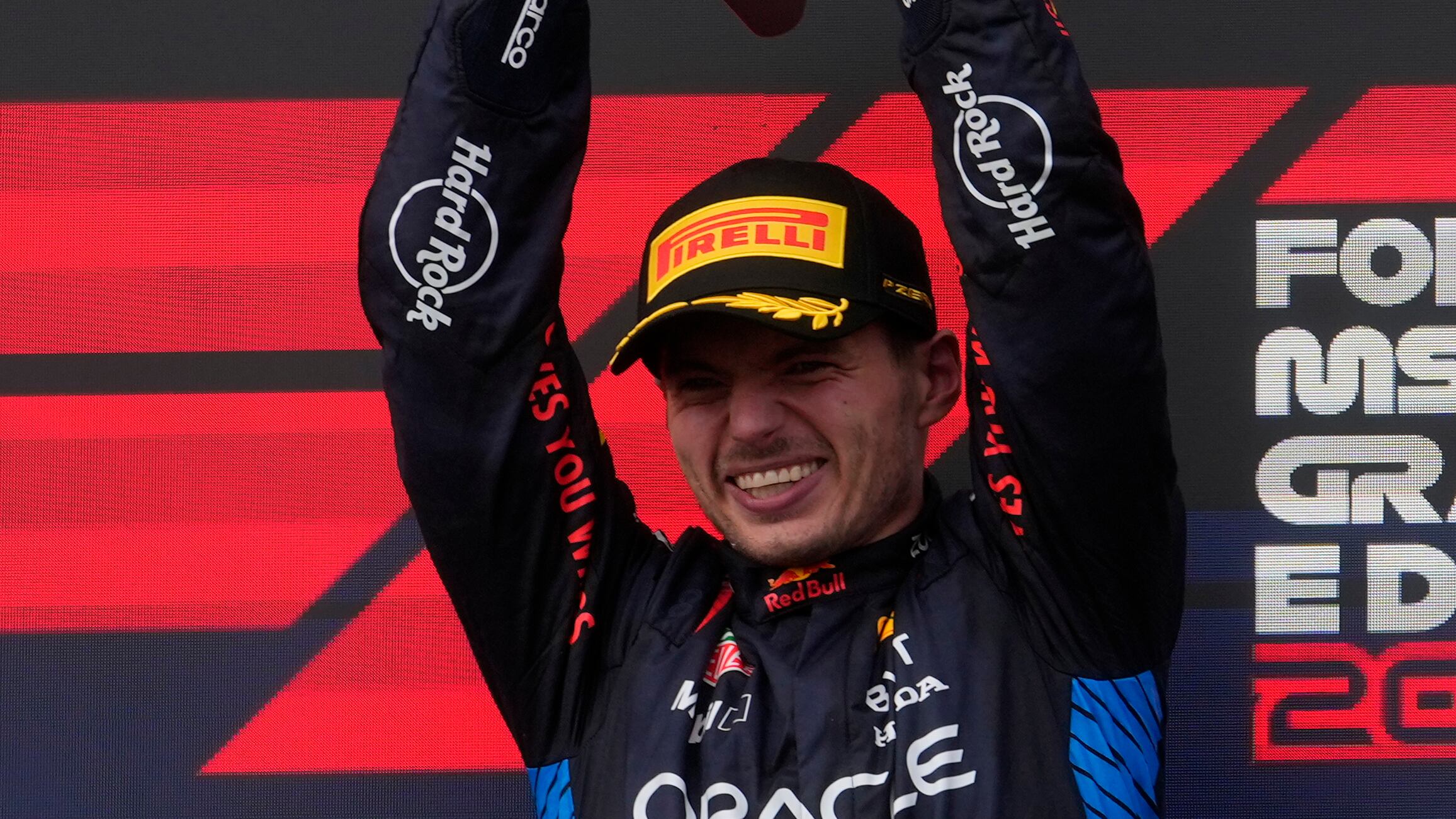Verstappen, che sudata. La Red Bull vola a metà e il resto ce lo mette lui