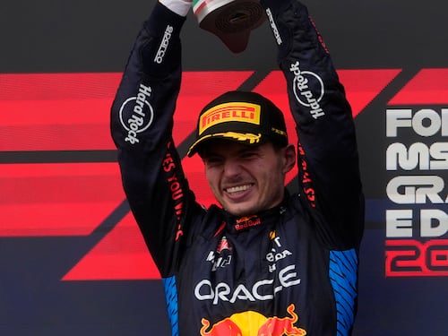 Verstappen, che sudata. La Red Bull vola a metà e il resto ce lo mette lui
