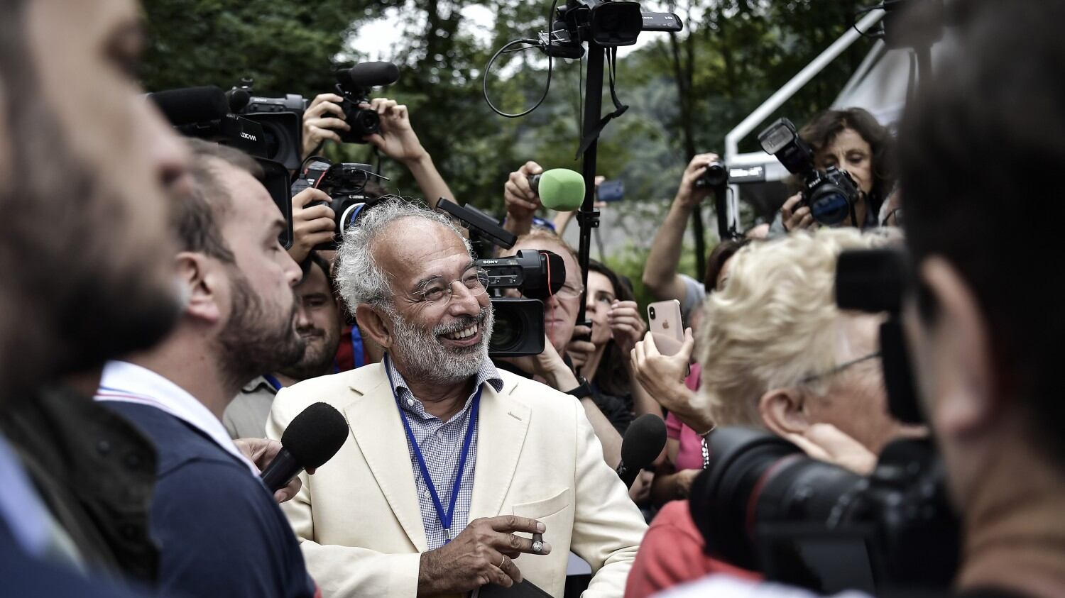 Gad Lerner attacca i due esponenti di FdI: "Schedano gli stranieri"