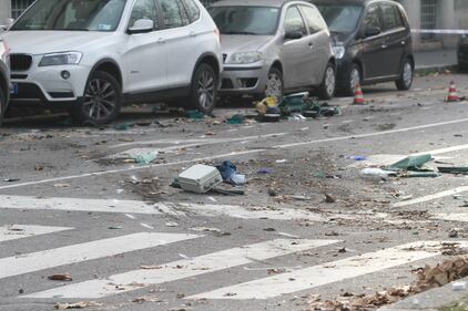 Violento scontro a Milano tra un camion dell'Amsa e un filobus Atm. Un uomo è in gravi condizioni 3