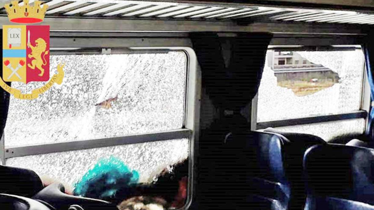 Vandali sul treno: così devastano la carrozza