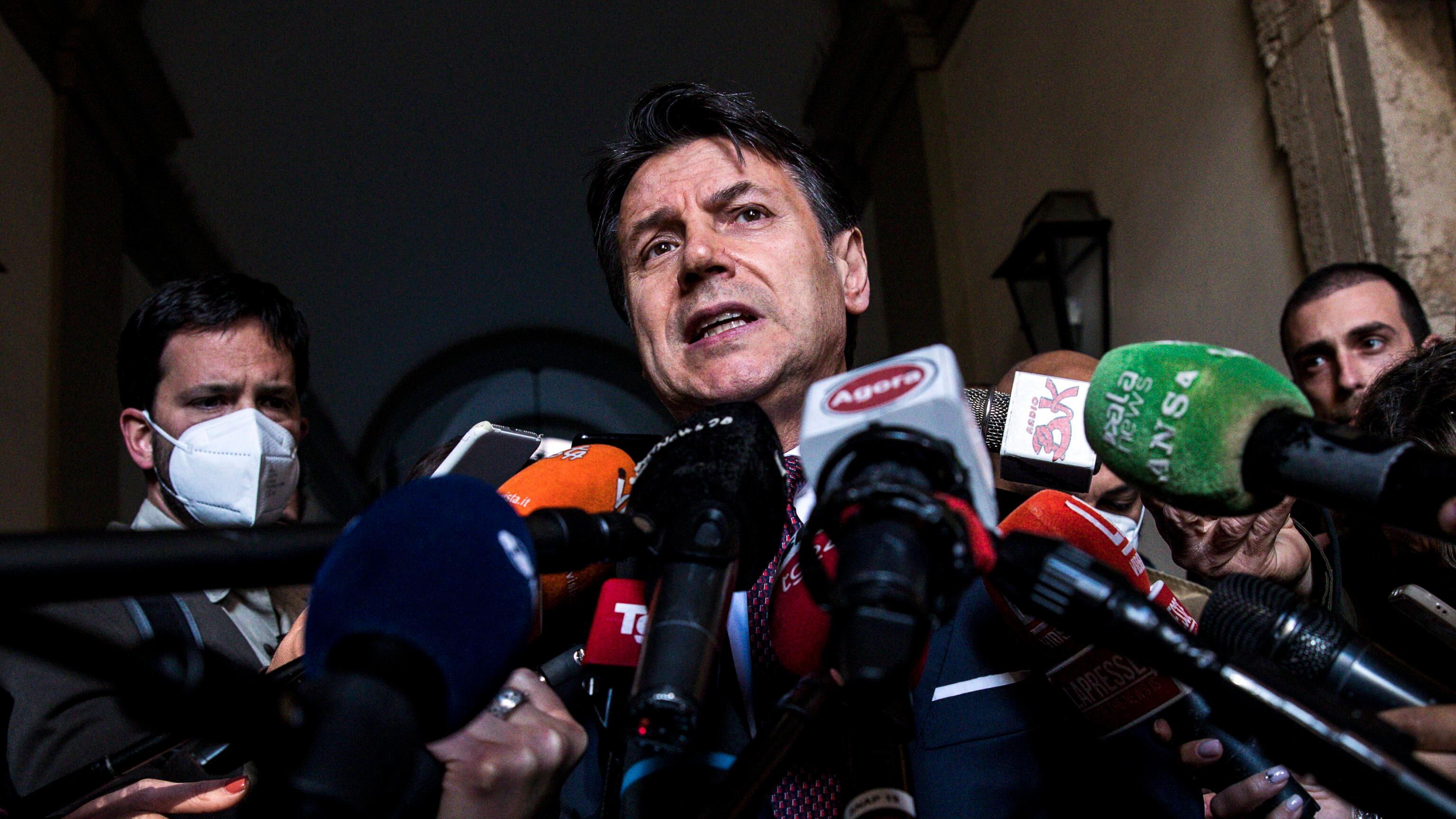Conte si pavoneggia: "Il M5S è più audace di Macron"
