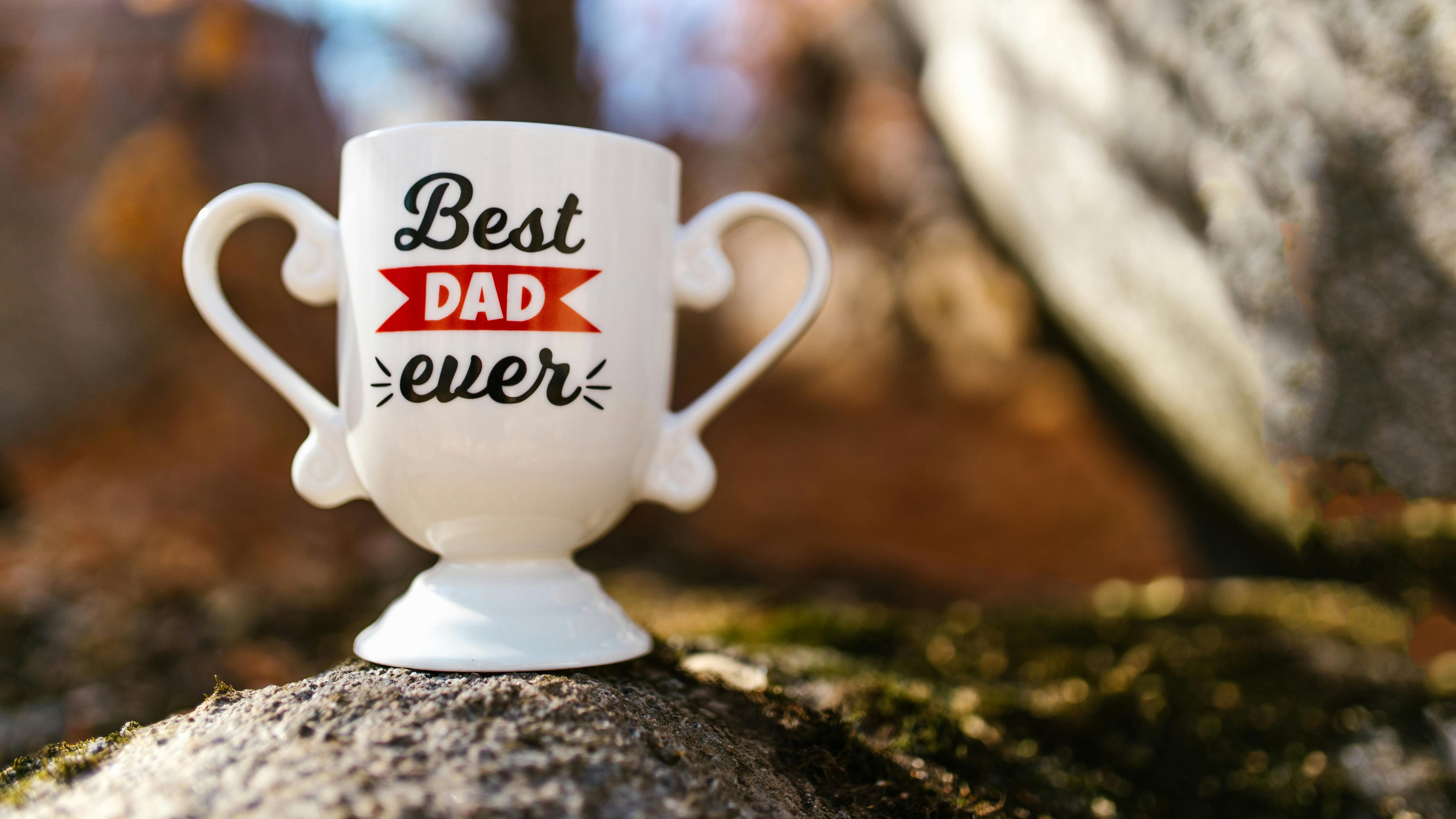 Auguri per la Festa del papà: i messaggi più belli da inviare su WhatsApp