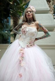 Becky Holt si sposa: tatuaggi e abito bianco 8