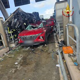 Incidente al casello di Rosignano (A12): morti e feriti. Le immagini dei vigili del fuoco 3
