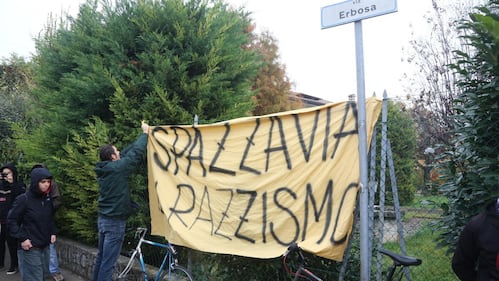 L'auto di Matteo Salvini distrutta dagli antagonisti 4