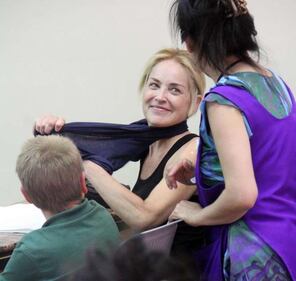 Sharon Stone, il seno sfugge dal costume 14