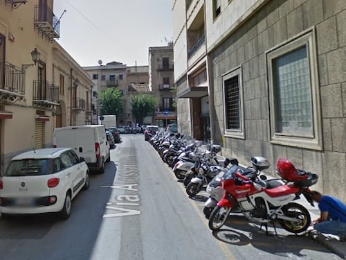 Cerca sesso a pagamento, ma le prostitute lo rapinano