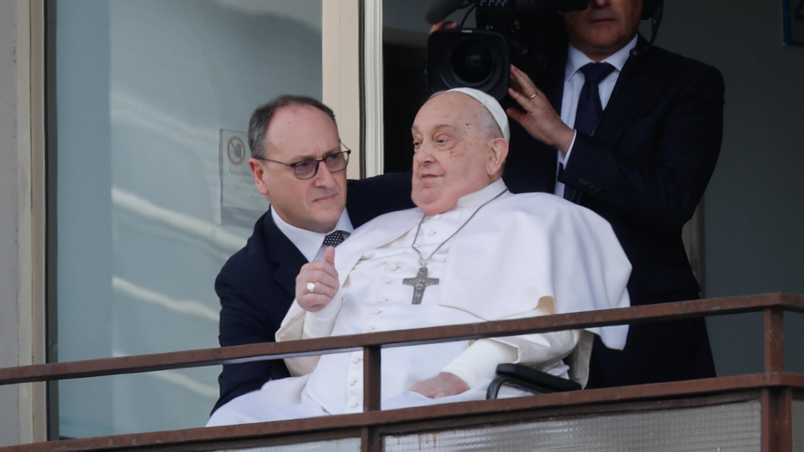 Il pollice alzato, poi il Papa lascia il Gemelli. Il cambio inatteso di percorso