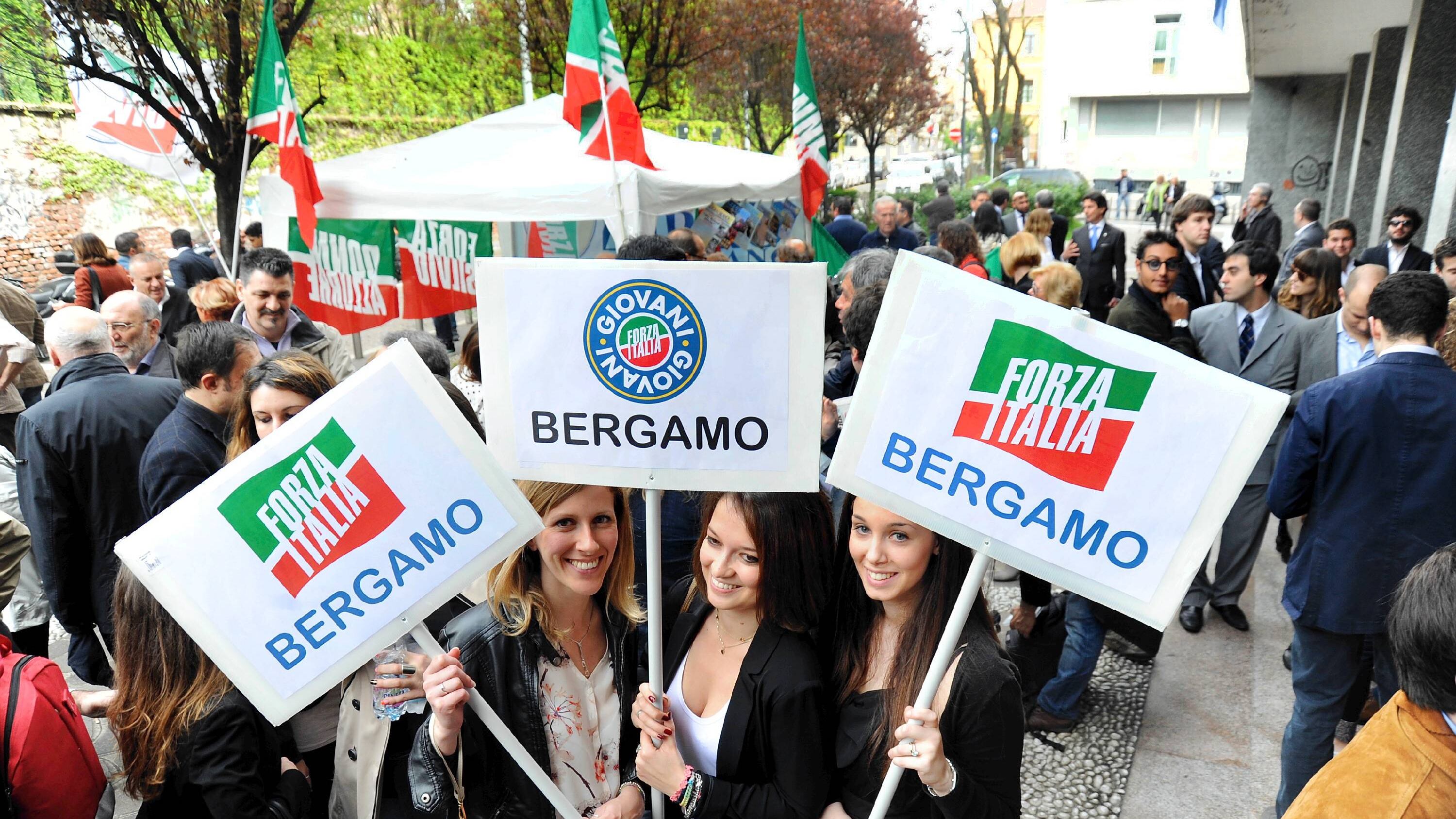 L'attesa ad Arcore con i figli e la Pascale. "Ora serve cautela"