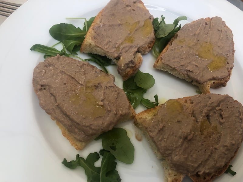 Crostini con patè di fegatini di pollo