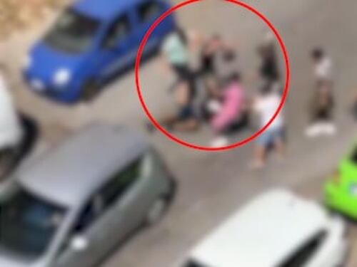 È caccia al branco del linciaggio: "C'erano due donne, io li denuncio"