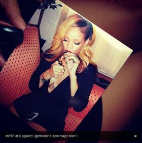 Rihanna mette in mostra il lato b e non solo 8