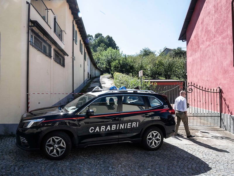 Sorprende i ladri nel cortile del suo casale: spara al buio e ne uccide uno