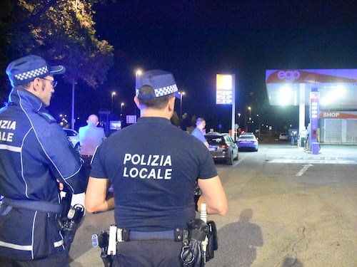 Egiziano aggredisce una donna con un cacciavite e ne investe volontariamente altre due: panico in un distributore di Reggio Emilia