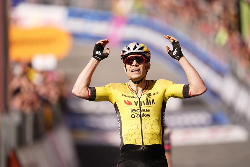 Giro 2025 tappa 9 Van Aert arrivo