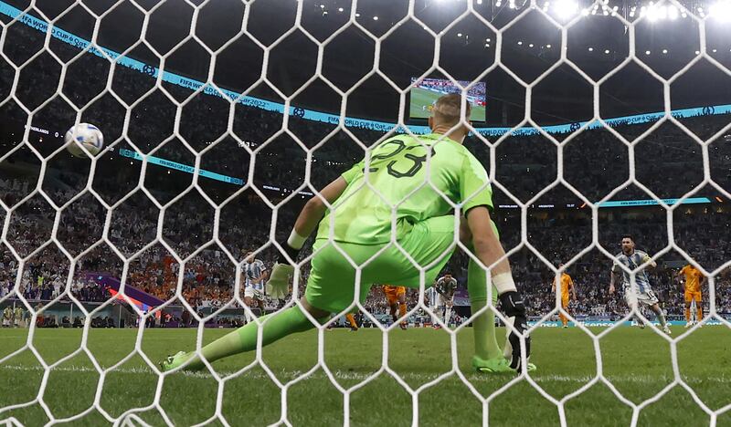 Messi segna il rigore che vale il 2-0 sull'Olanda