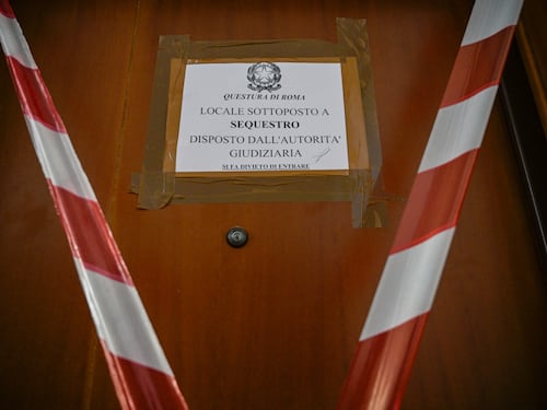 A 16 anni picchia la madre a morte e chiama il 112