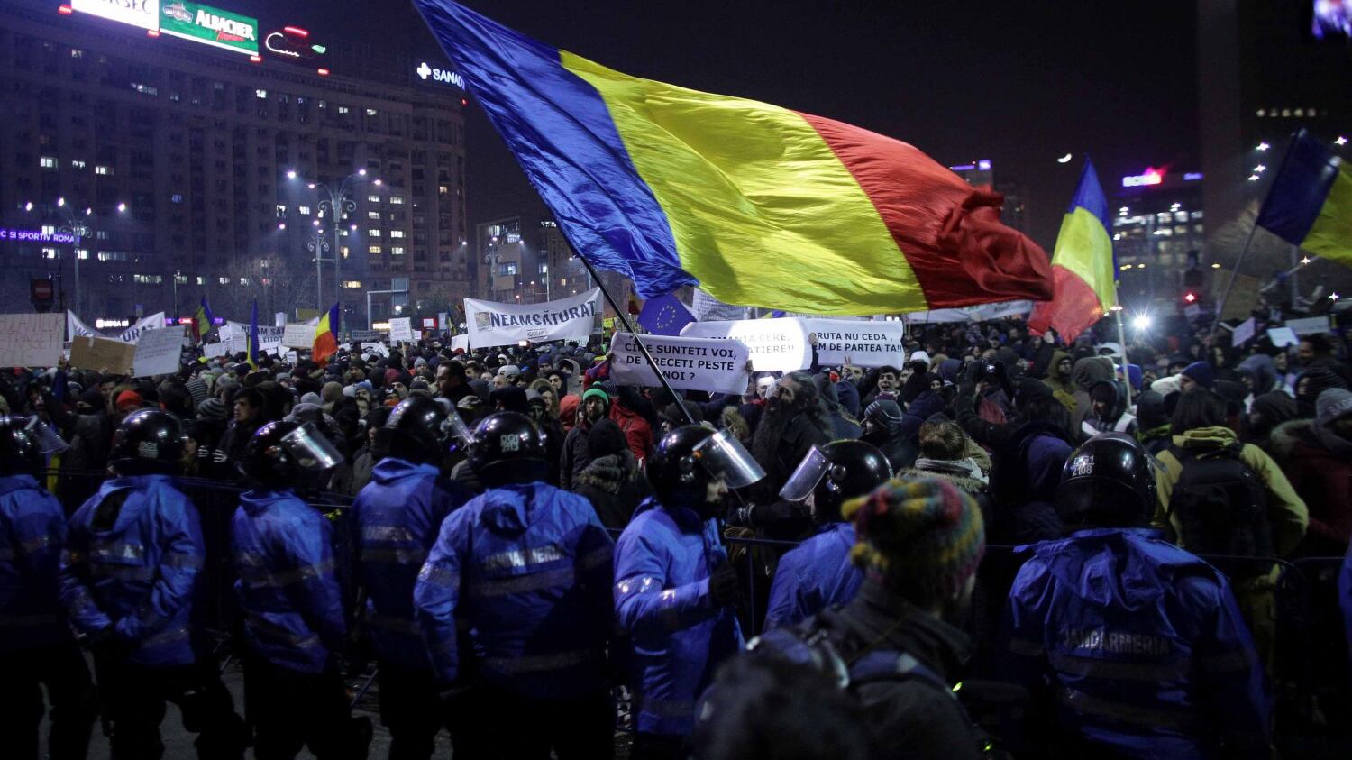 La Romania scende in piazza contro la legge salva-corrotti
