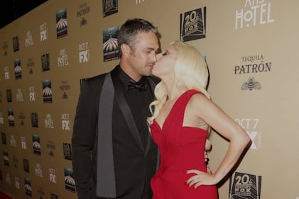 Lady Gaga, spacco mozzafiato e baci al fidanzato sul red carpet 1
