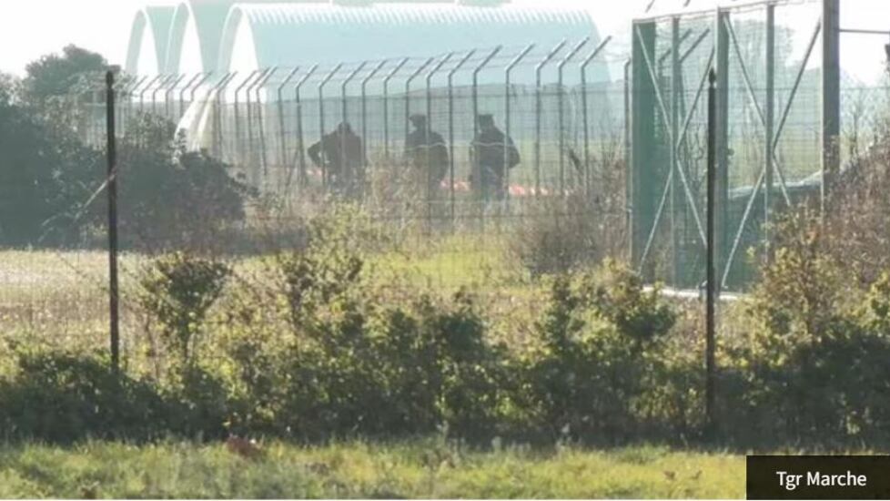 Due paracadutisti si attorcigliano in volo e muoiono