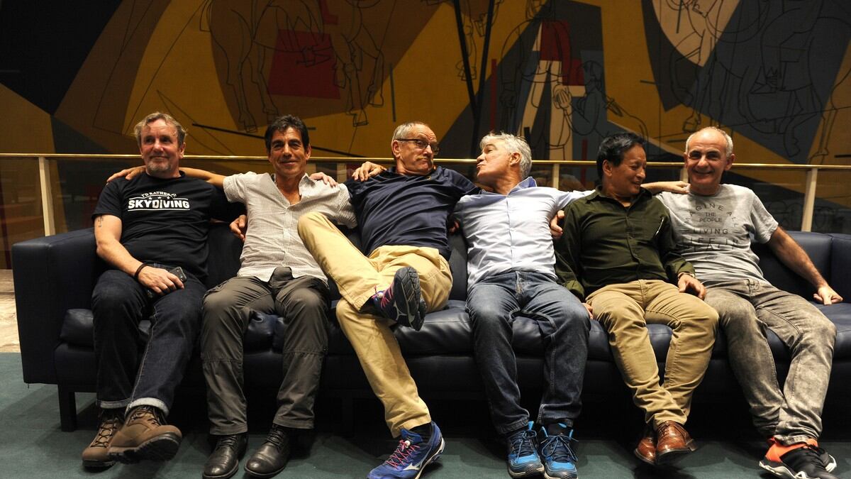 I sei amici impossibili dalle Falkland al teatro
