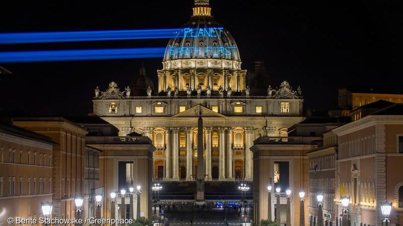 Blitz di Greenpeace a San Pietro: "Planet Earth First!"
