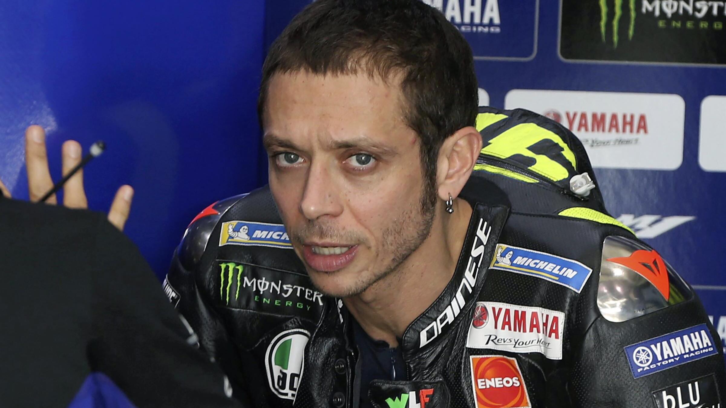 Primo giorno da quasi ex Rossi, da sedicesimo a ultimo sotto la pioggia