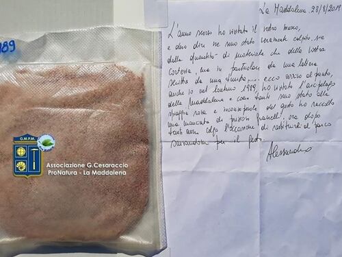 Dopo 30 anni restituisce la sabbia rubata in Sardegna: "Scusatemi"