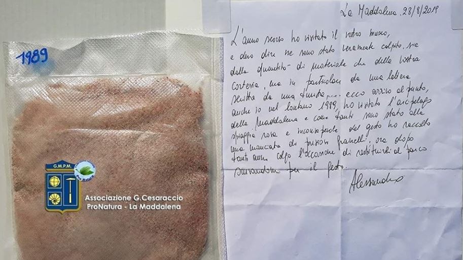 Dopo 30 anni restituisce la sabbia rubata in Sardegna: "Scusatemi"
