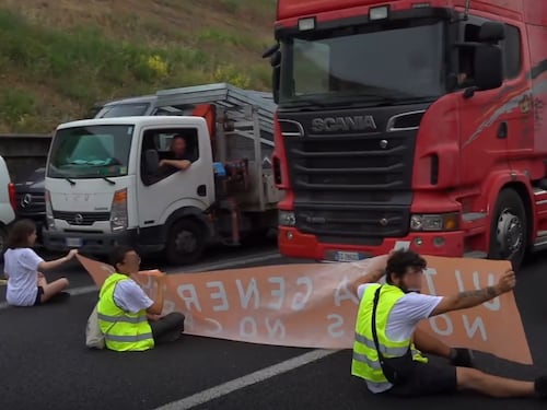 Attivisti per l’ambiente bloccano il Grande raccordo anulare: è la quarta volta in dieci giorni